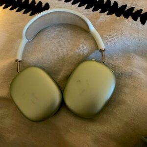 Selling Apple air pod max good condition doesn’t come withhold cover or box